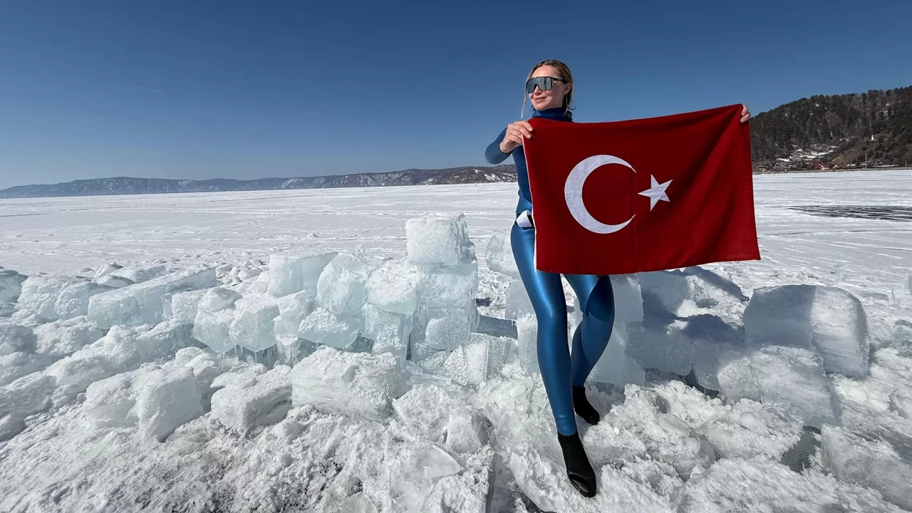 Şahika Ercümen, buzla kaplı Baykal Gölü'ne daldı, iklim krizine dikkat çekti!