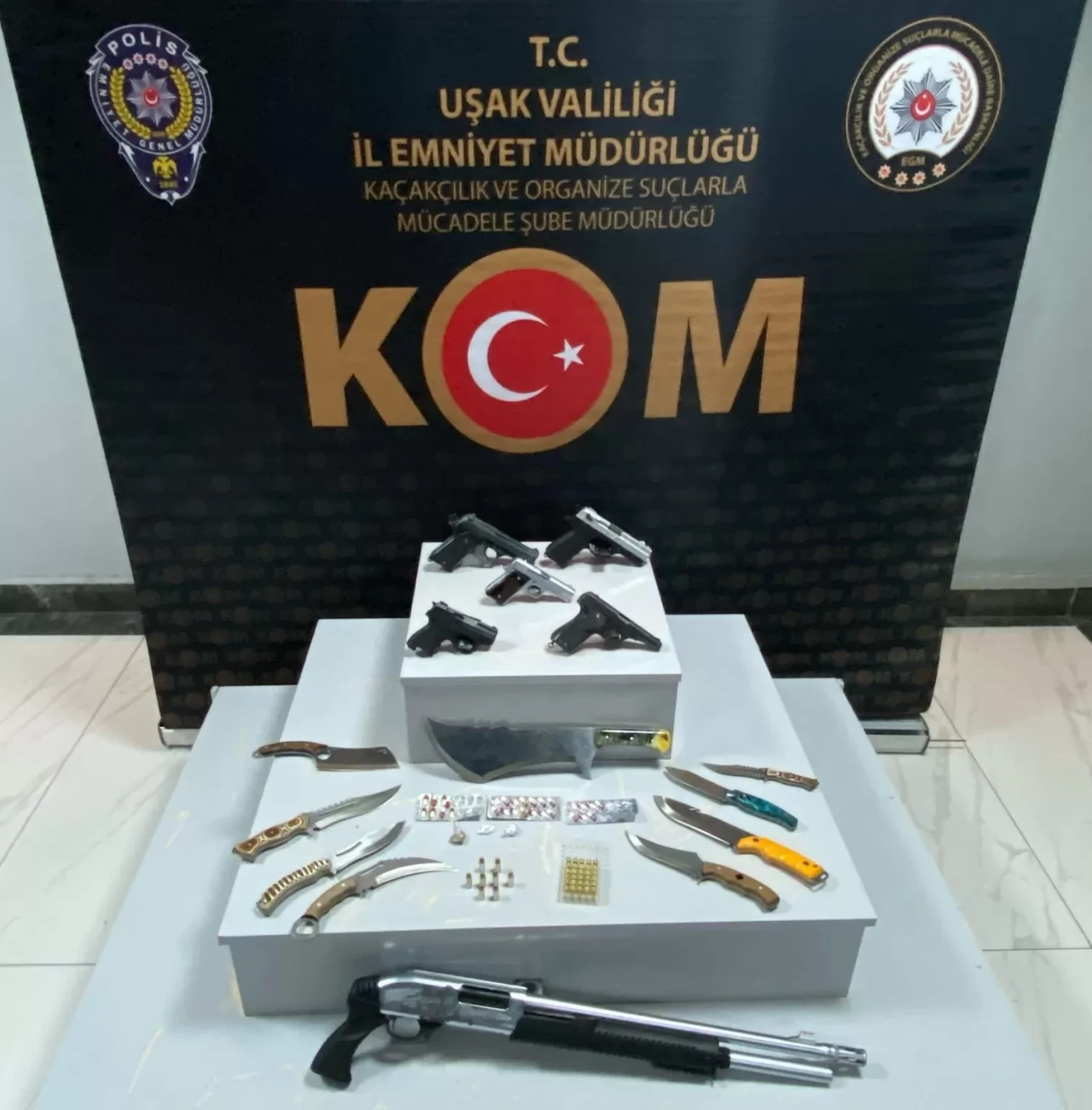 Uşak'ta iş yerinde ruhsatsız silah ve uyuşturucu materyal ele geçirildi