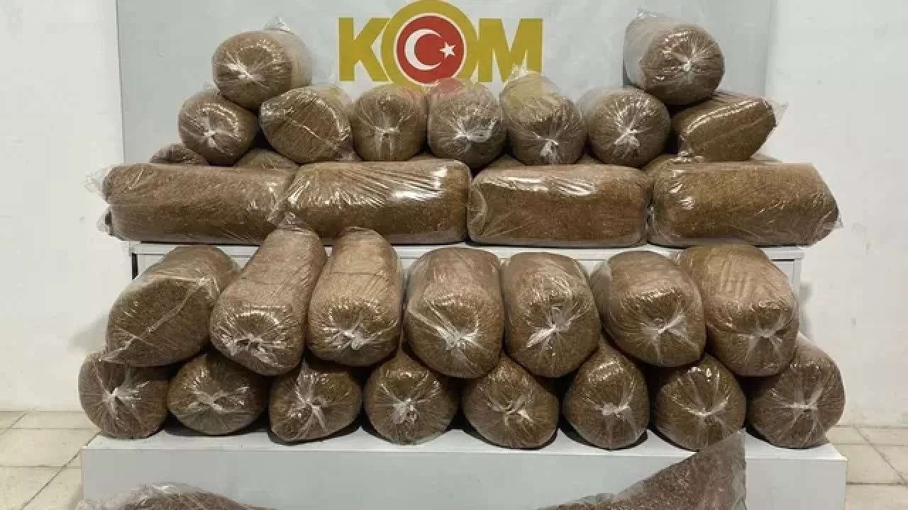 Samsun İlkadım'da bir otomobilin içinde 210 kilogram kaçak tütün ele geçirildi