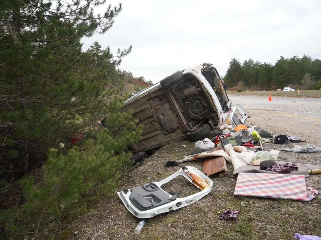 İstanbul'dan Sinop'a giden hafif ticari araç şarampole devrildi: 3 yaralı
