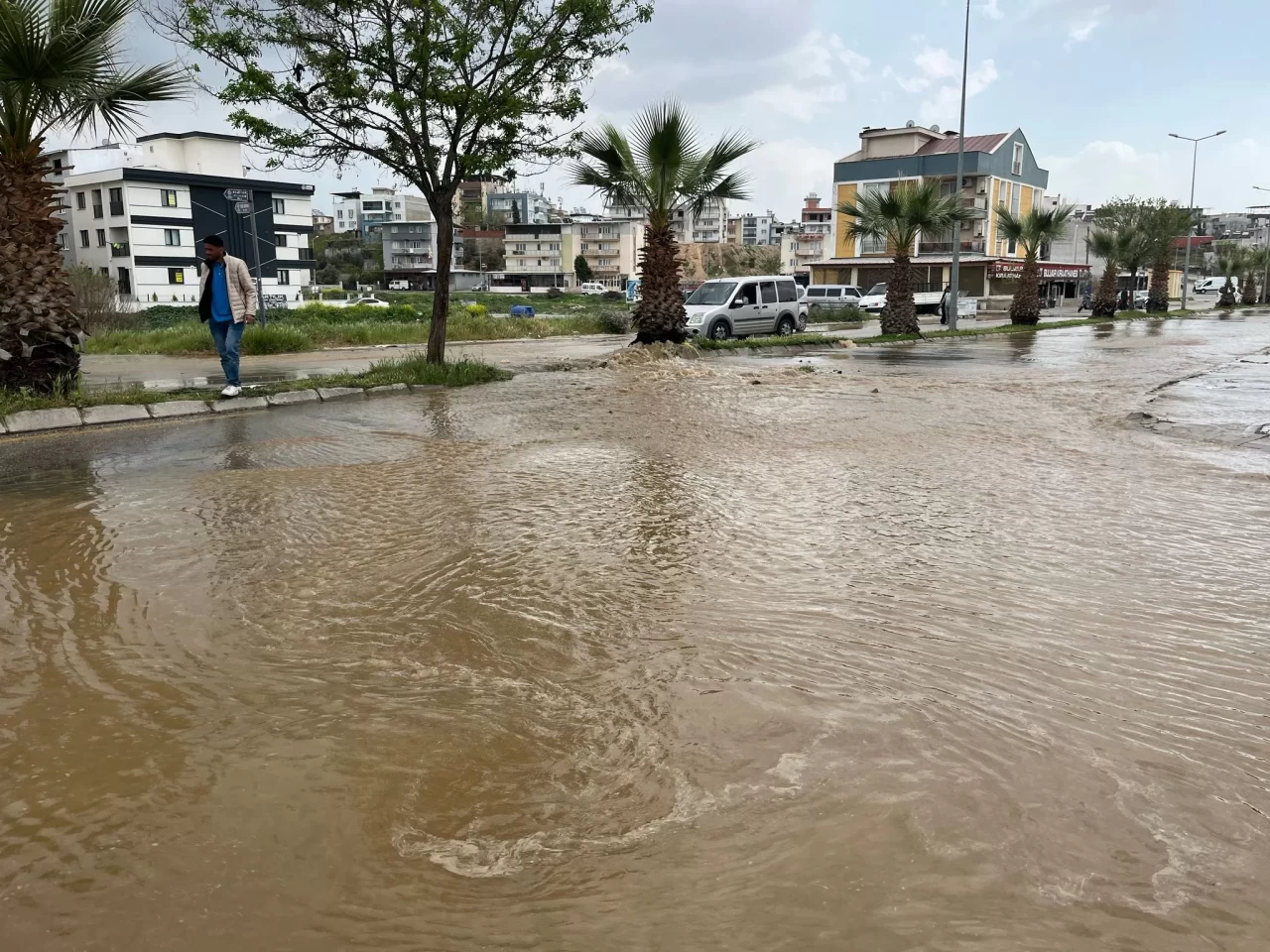 Aydın Efeler Fatih Mahallesi'nde su patlaması: Yol kapalı