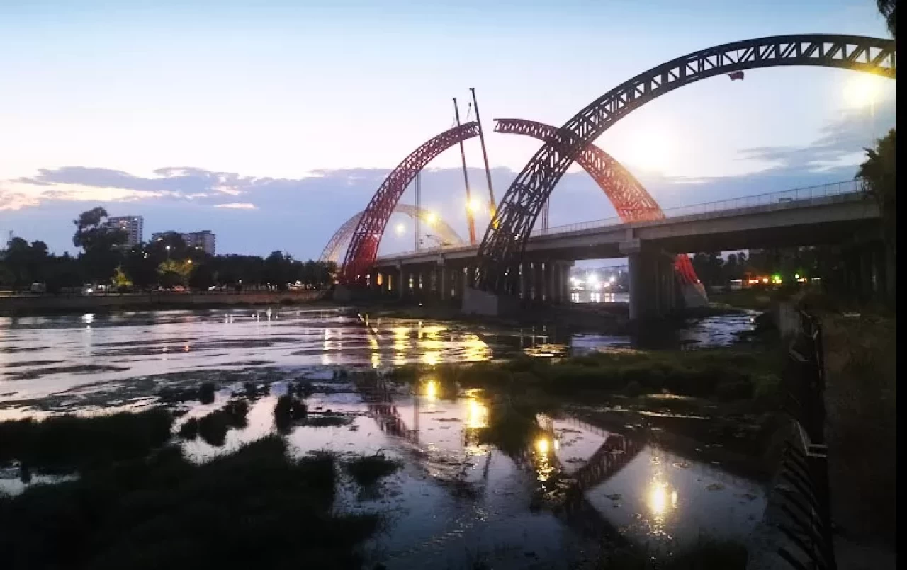 Adana'daki Yavuzlar Köprüsü'ne Yeşilay Haftası için yeşil ışıklandırma yapıldı