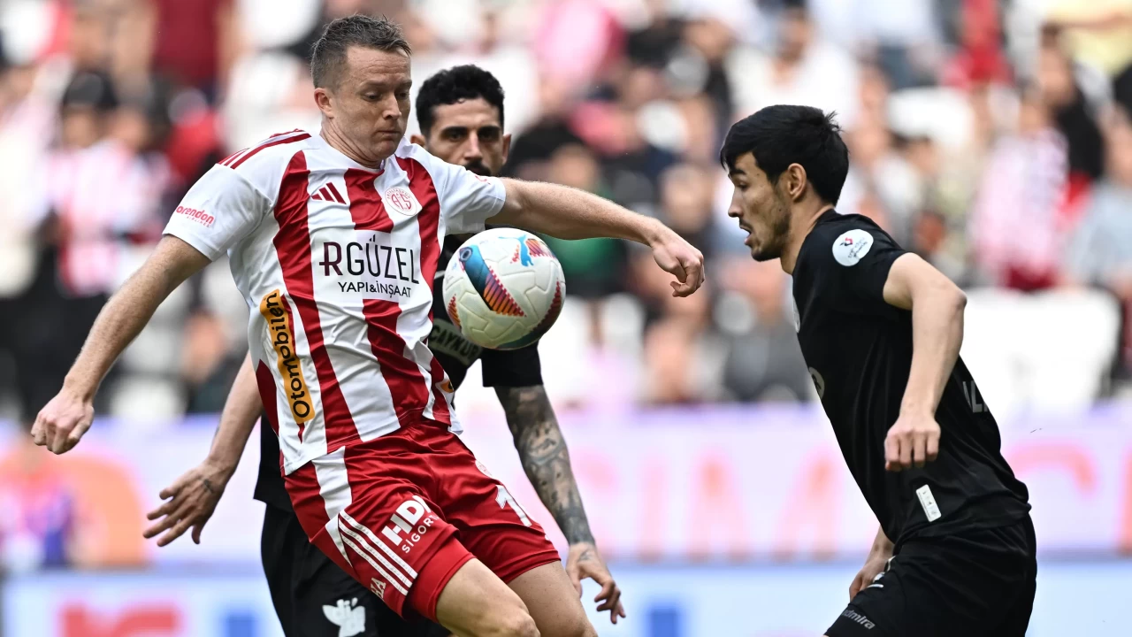 Antalyaspor galibiyeti uzatmalarda buldu! Süper Lig'de Antalyaspor 2 - 1 Çaykur Rizespor maç sonucu