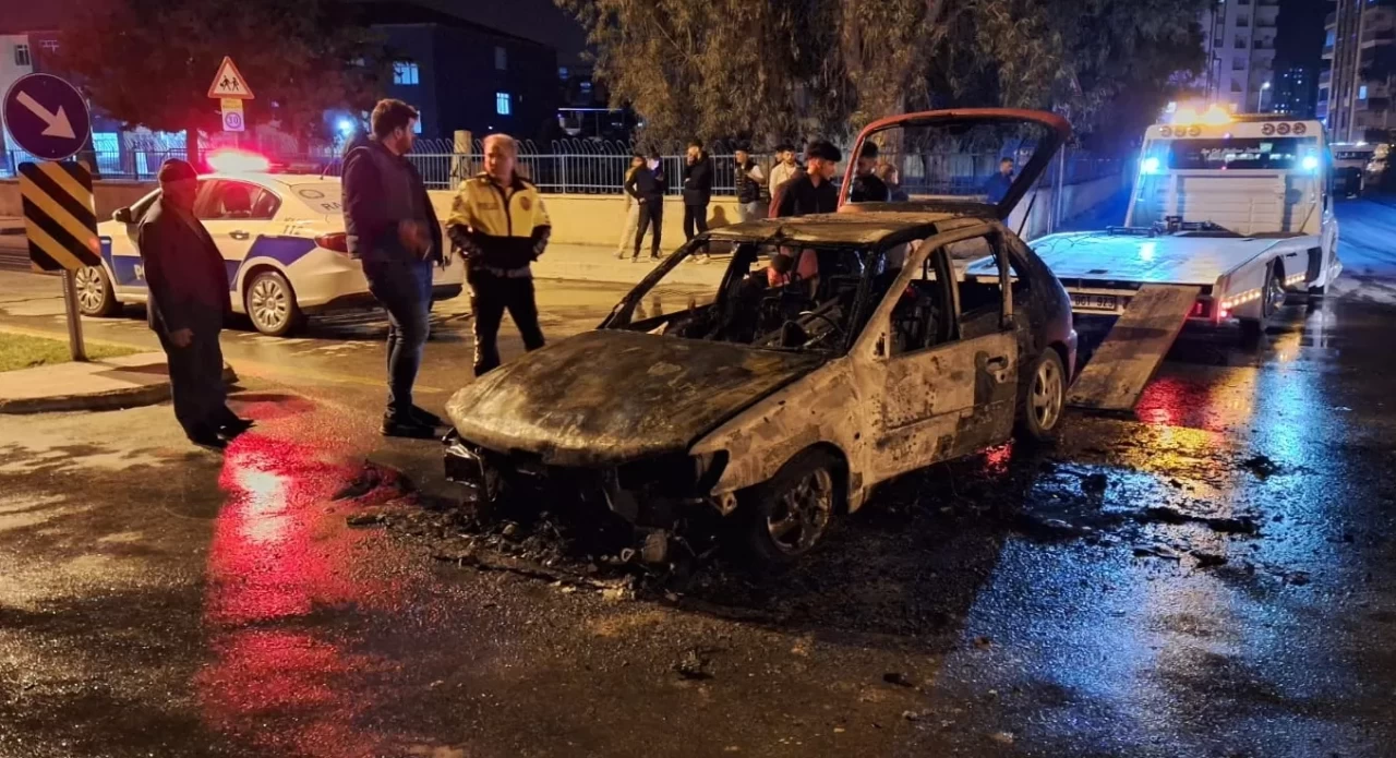 Mersin'de seyir halindeki otomobil alev alev yandı