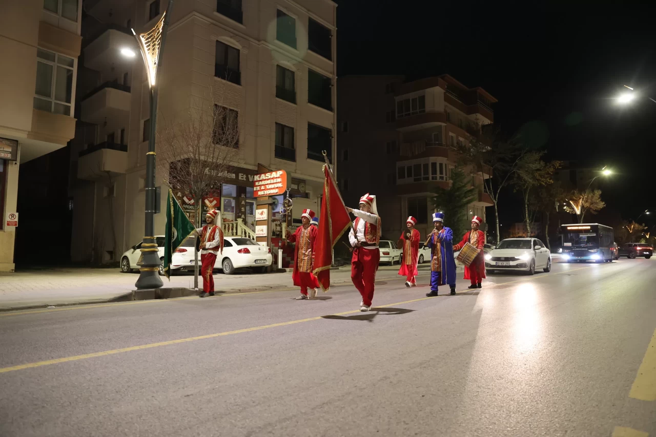 Nevşehir'de vatandaşları sahura belediyenin mehter takımı kaldırdı