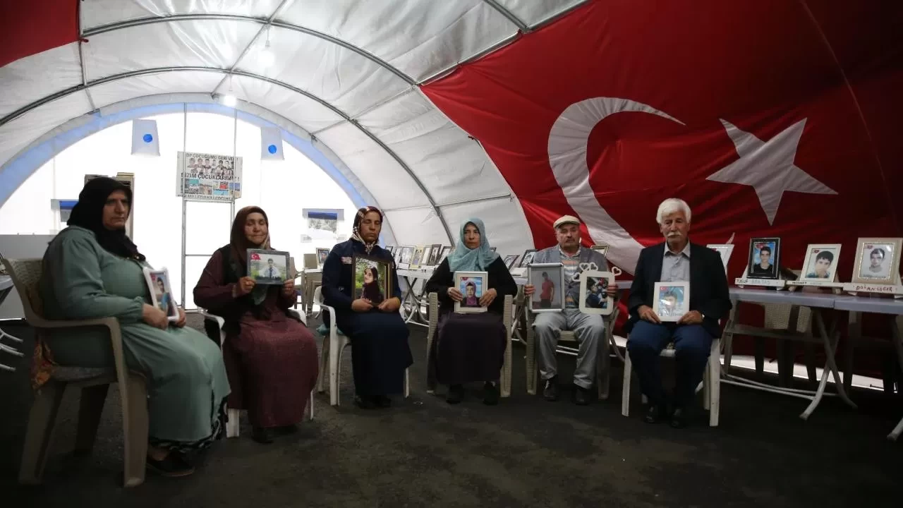 Diyarbakır anneleri bayramda da evlatlarının yolunu gözlüyor