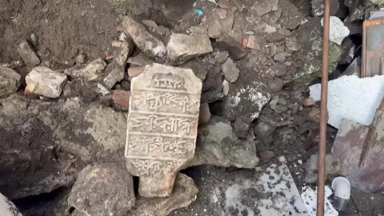 İstanbul'da çöken binanın altından tarihi mezar taşı çıktı