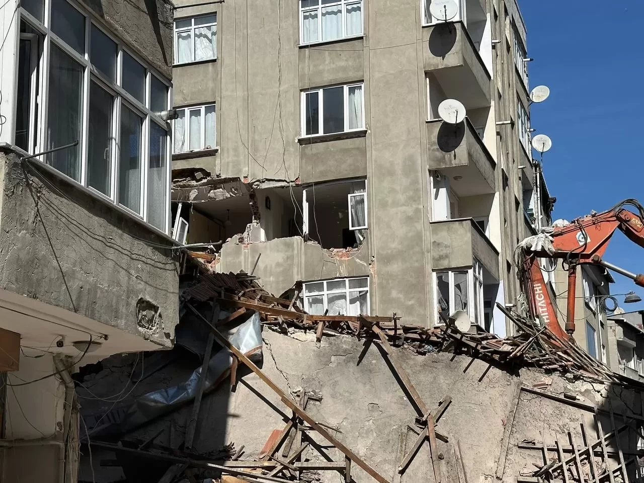 Esenler'de kontrollü yıkım felakete dönüştü: Hasar gören 2 bina tahliye edildi!