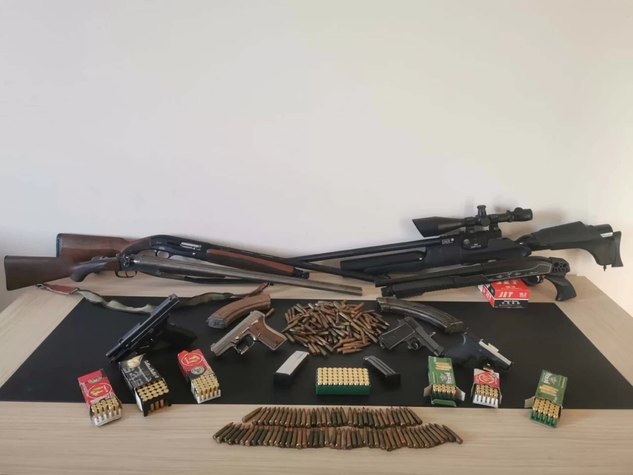 İzmir'de çok sayıda silah ve mühimmat ele geçirildi