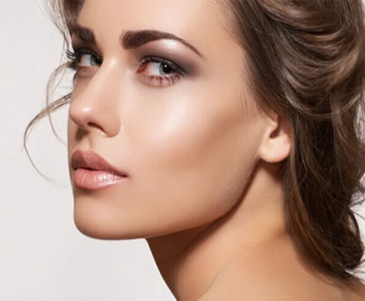 Elmacık kemikleri dolgusuz nasıl belirginleştirilir?