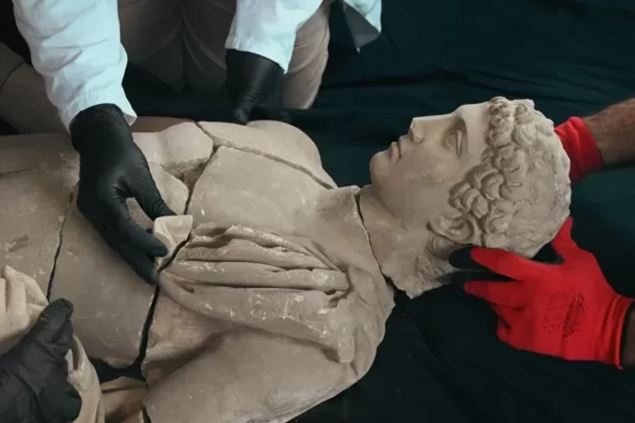 Bakan Ersoy, Aspendos Kazılarında ortaya çıkarılan Hermes Heykelini duyurdu