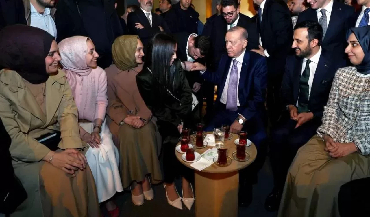 Cumhurbaşkanı Erdoğan, gençlerle ateş başında sohbet etti