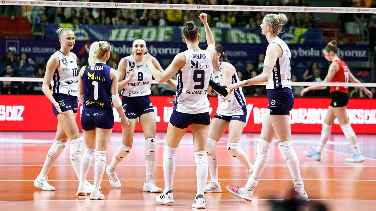 Fenerbahçe Kadın Voleybol Takımı, Sultanlar Ligi'nde Bahçelievler'i set vermeden geçti