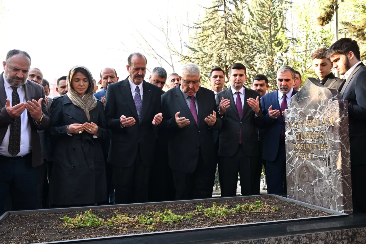 MHP'den Başbuğ Alparslan Türkeş’in kabrine ziyaret