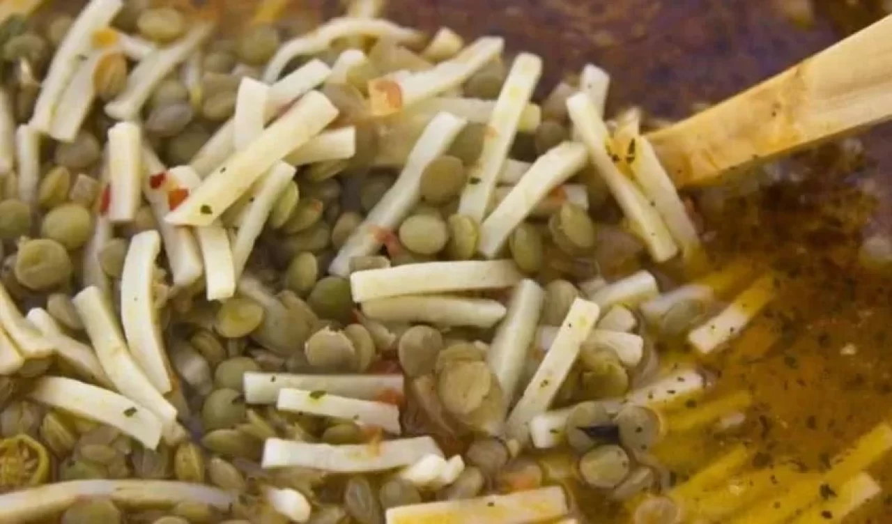 Sofraların vazgeçilmezi: Ev yapımı erişteli yeşil mercimek çorbası tarifi