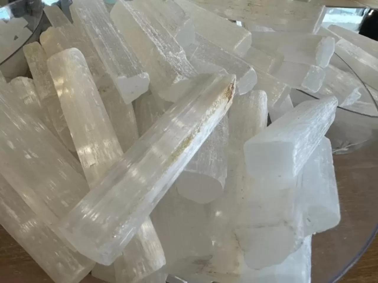 Selenit Taşının Faydaları: Enerji Temizliği ve Ruhsal Denge İçin Şifa Kaynağı