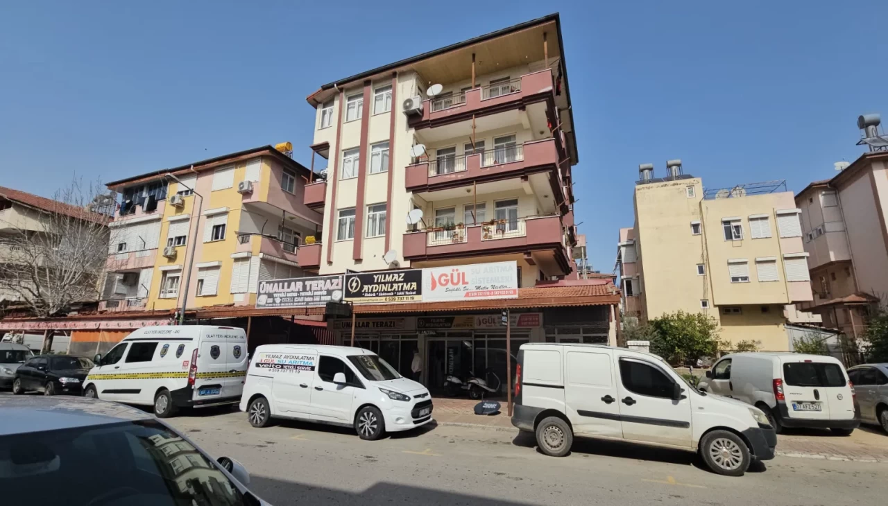 Manavgat’ta üçüncü kattan düşen kişi hayatını kaybetti.