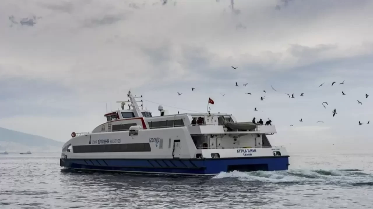 İzmir'de şiddetli rüzgar nedeniyle vapur seferleri iptal!