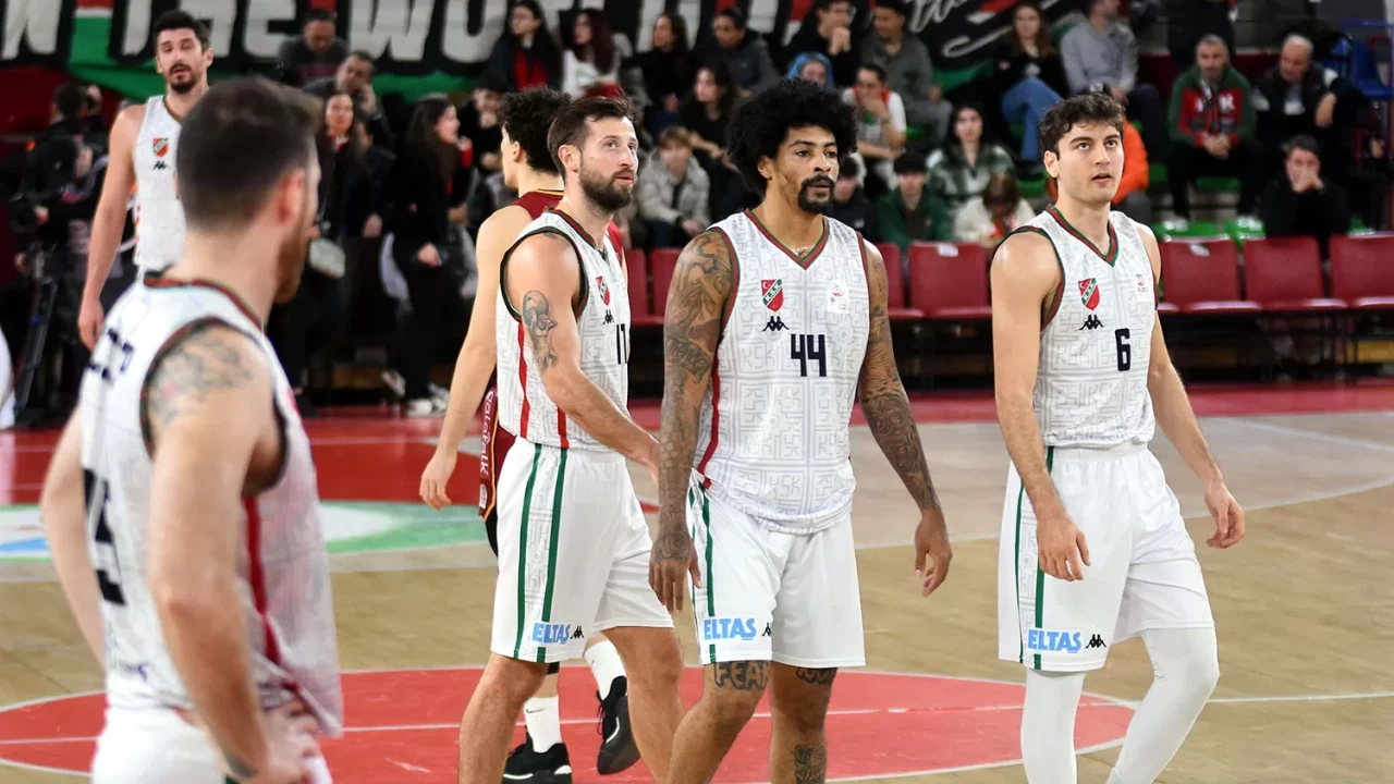 Karşıyaka, Basketbol Süper Ligi’nde düşme hattıyla arasındaki farkı korumaya çalışıyor