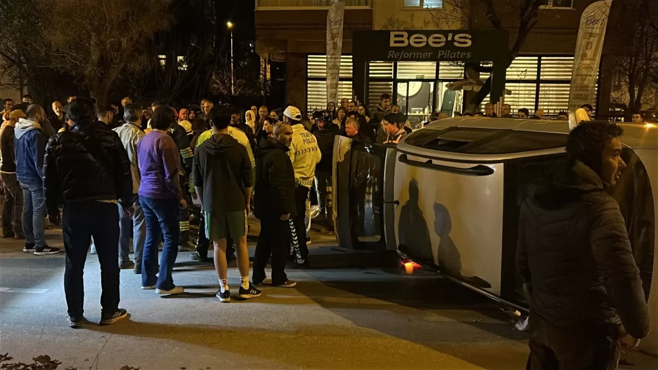 Eskişehir'de direksiyon hakimiyetini kaybeden araç yan yattı
