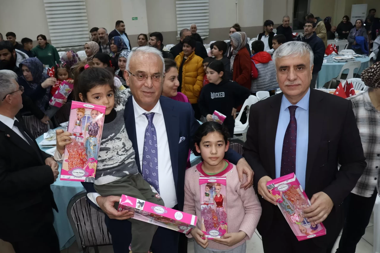 Adana Vakıflar Bölge Müdürlüğü'nden minik yürekleri ısıtan iftar!