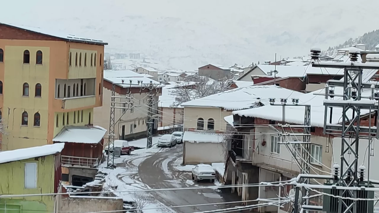 Adıyaman'da kar, Gölbaşı ve Çelikhan'ı etkisi altına aldı