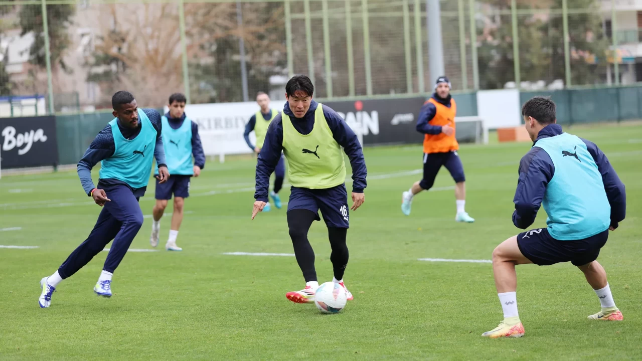 Alanyaspor, Süper Lig'deki Antalyaspor derbisi için hazırlıklara başladı