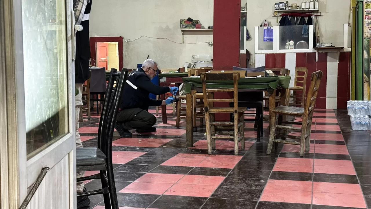 Adana Yüreğir'de kahvehaneye silahlı saldırı: 2 kişi yaşamını yitirdi, 17 yaşındaki zanlı gözaltında
