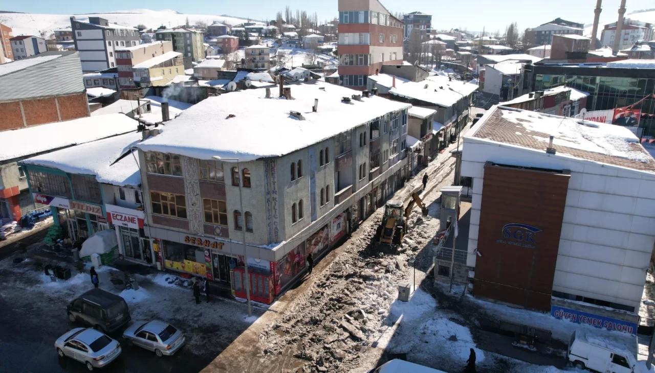 Ardahan'da kar ve buzla mücadele çalışmaları devam ediyor