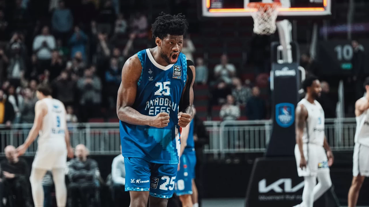 EuroLeague'de Anadolu Efes, Maccabi Tel Aviv'i devirdi!