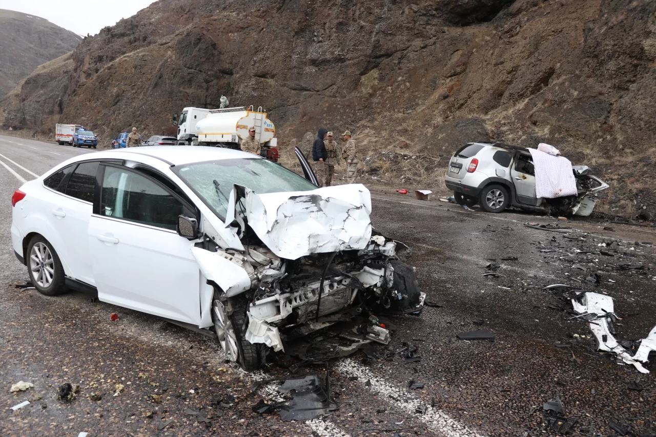 Ağrı'da feci kaza: 1 ölü, 1'i bebek 7 yaralı