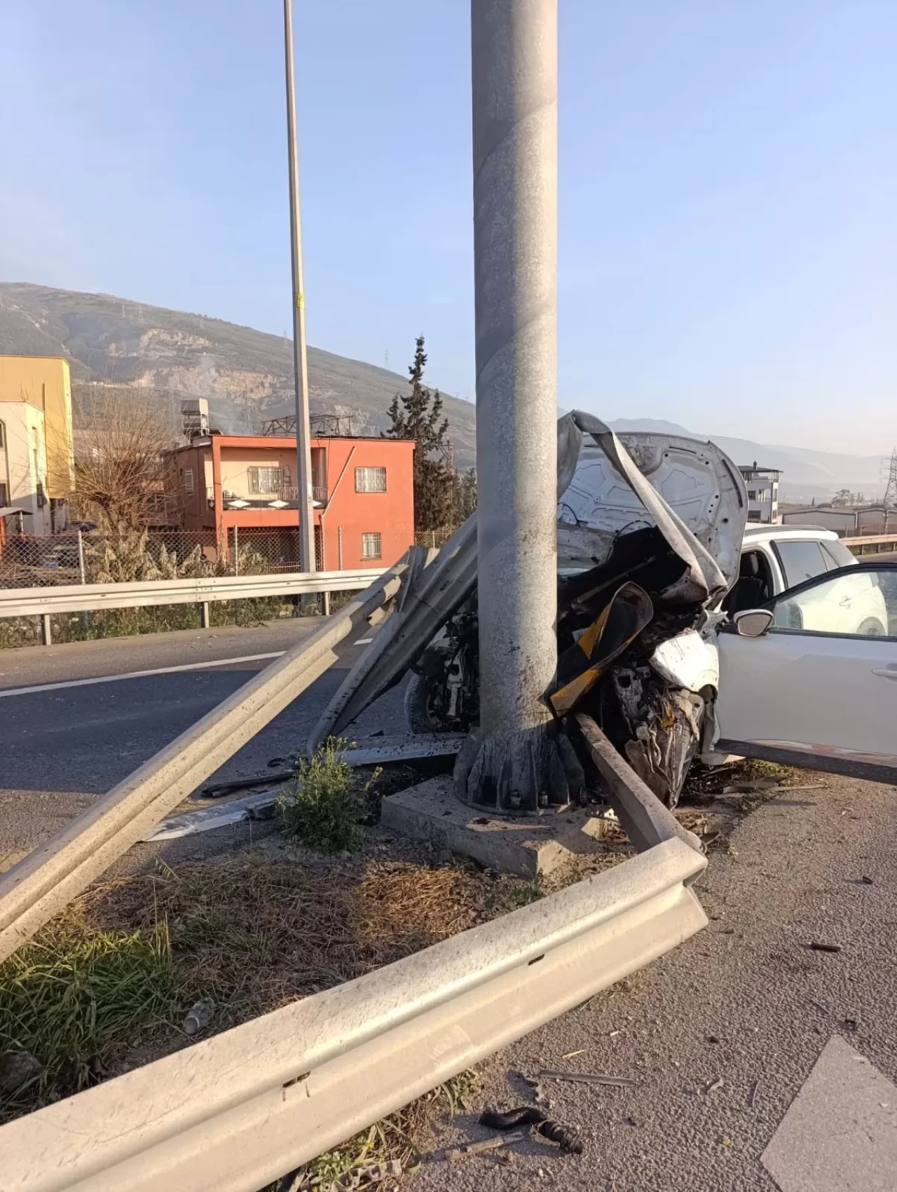 Hatay'da kaza: Aydınlatma direğine çarpan SUV'de 2 yaralı!