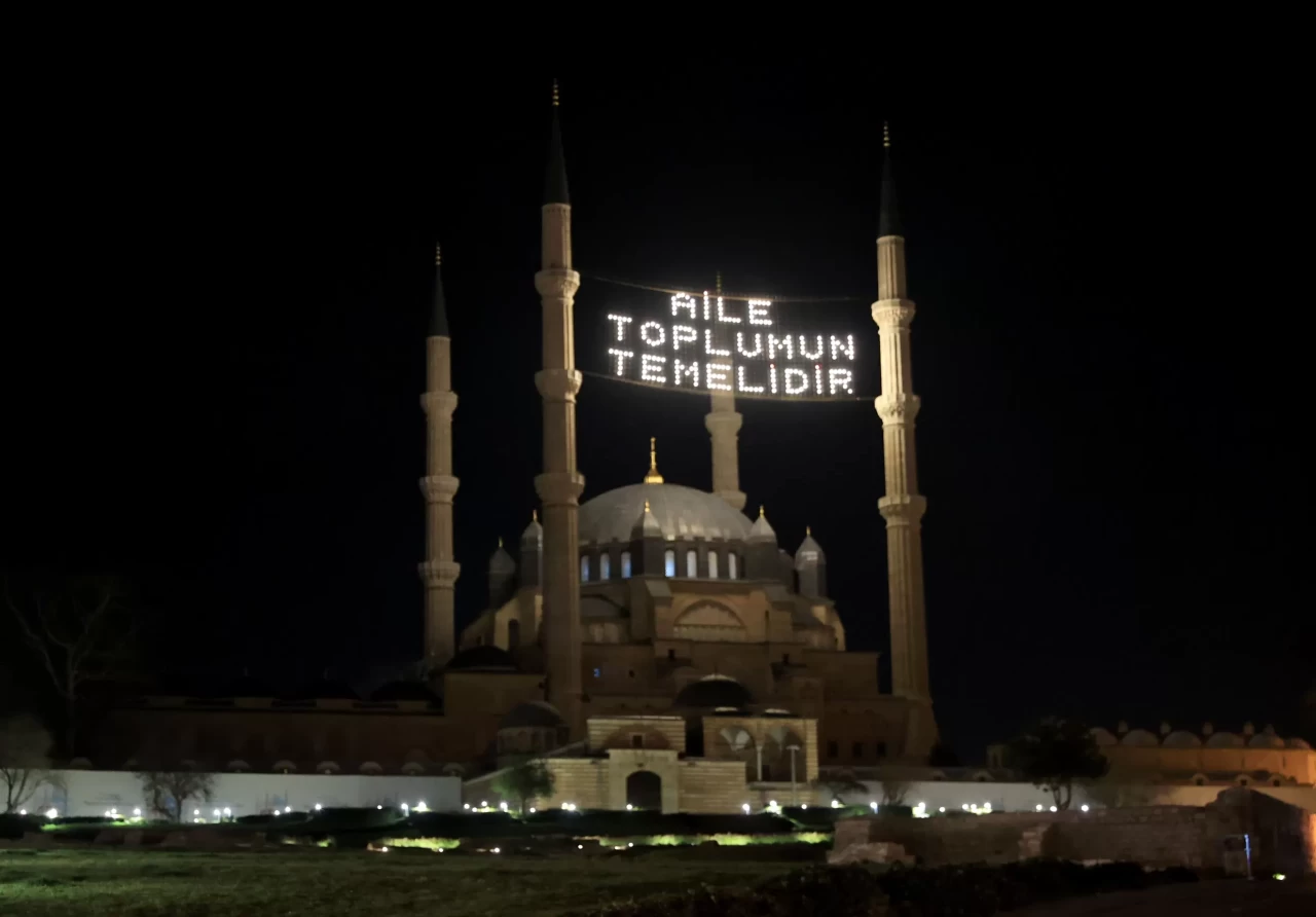 Selimiye Camisi'ne "Aile toplumun temelidir" yazılı mahya asıldı