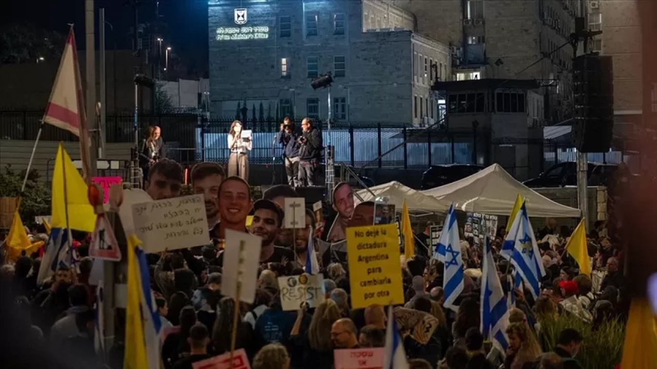 İsrail'de on binler, Başbakan Netanyahu'yu protesto etmek için Batı Kudüs'te toplandı