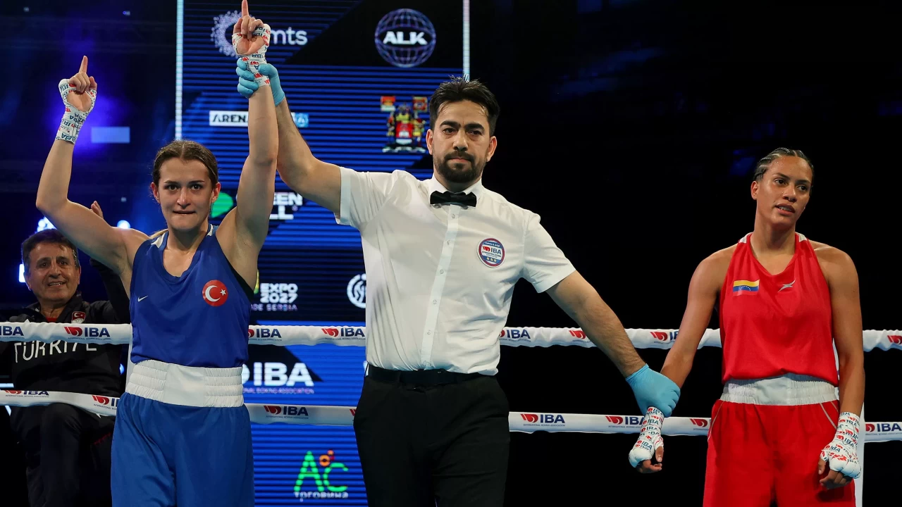 Buse Naz Çakıroğlu ve Esra Yıldız Kahraman, Kadınlar Dünya Boks Şampiyonası'nda yarı finale yükseldi