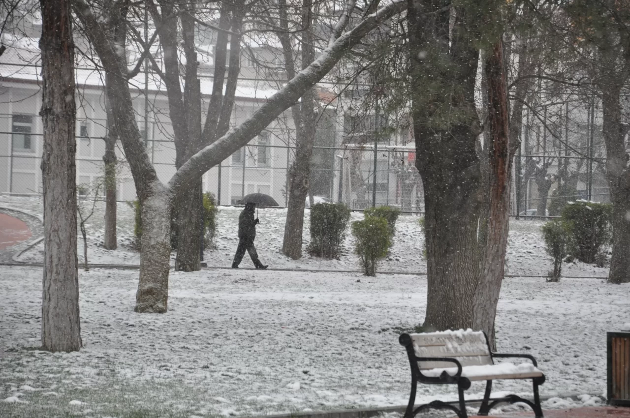 Eskişehir ve Kütahya'da beklenen kar yağışı başladı