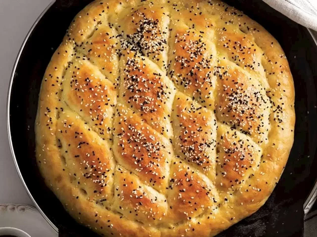 Evde Ramazan Pidesi Tarifi: Fırınınızı Şenlendirecek Lezzetli ve Pratik Tarif!