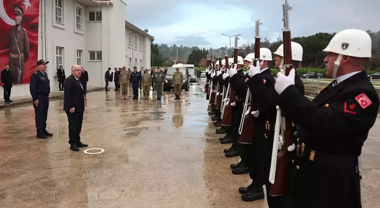Bakan Güler'den Amfibi Kolordu Komutanlığı'na ziyaret