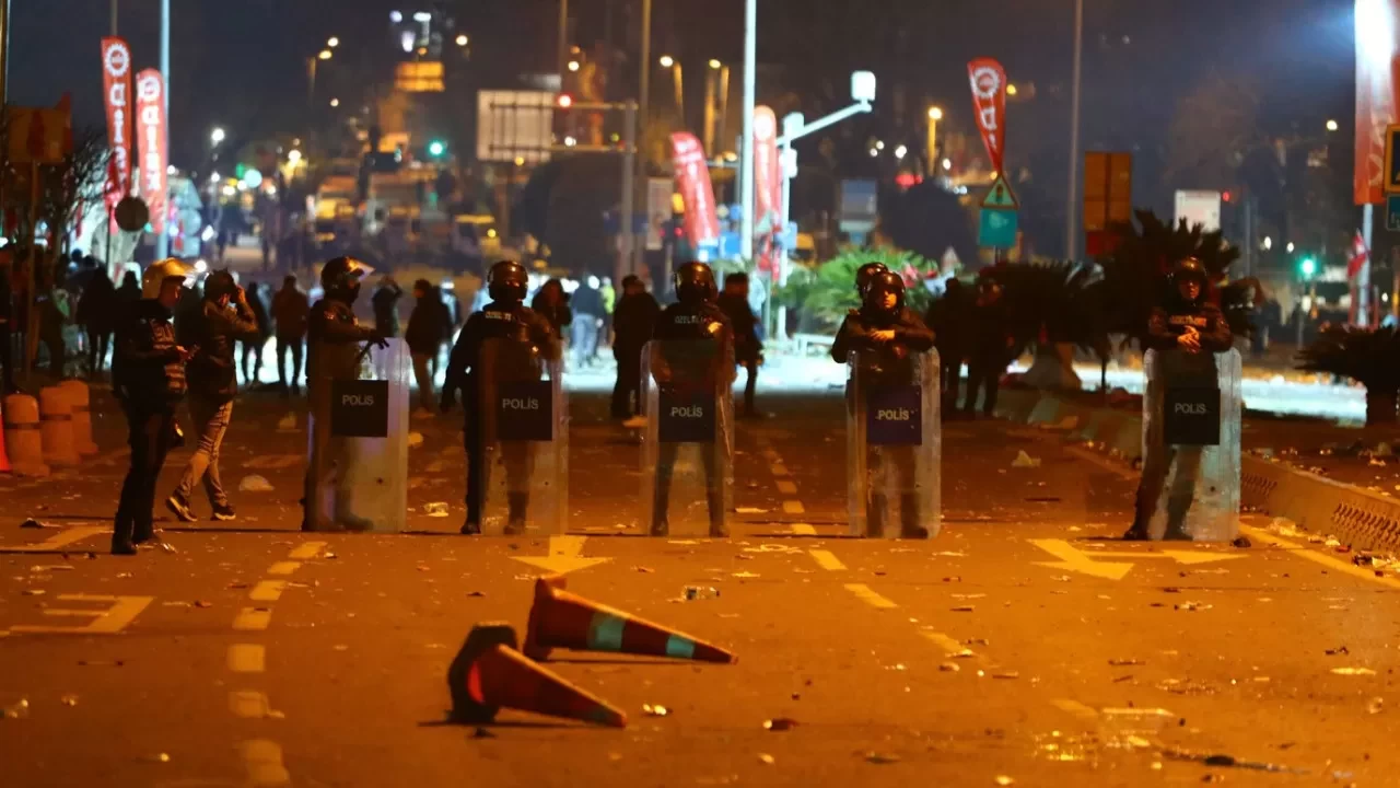 Saraçhane'deki izinsiz gösterilerde bazı araçlar tahrip edildi: Polis müdahale etti