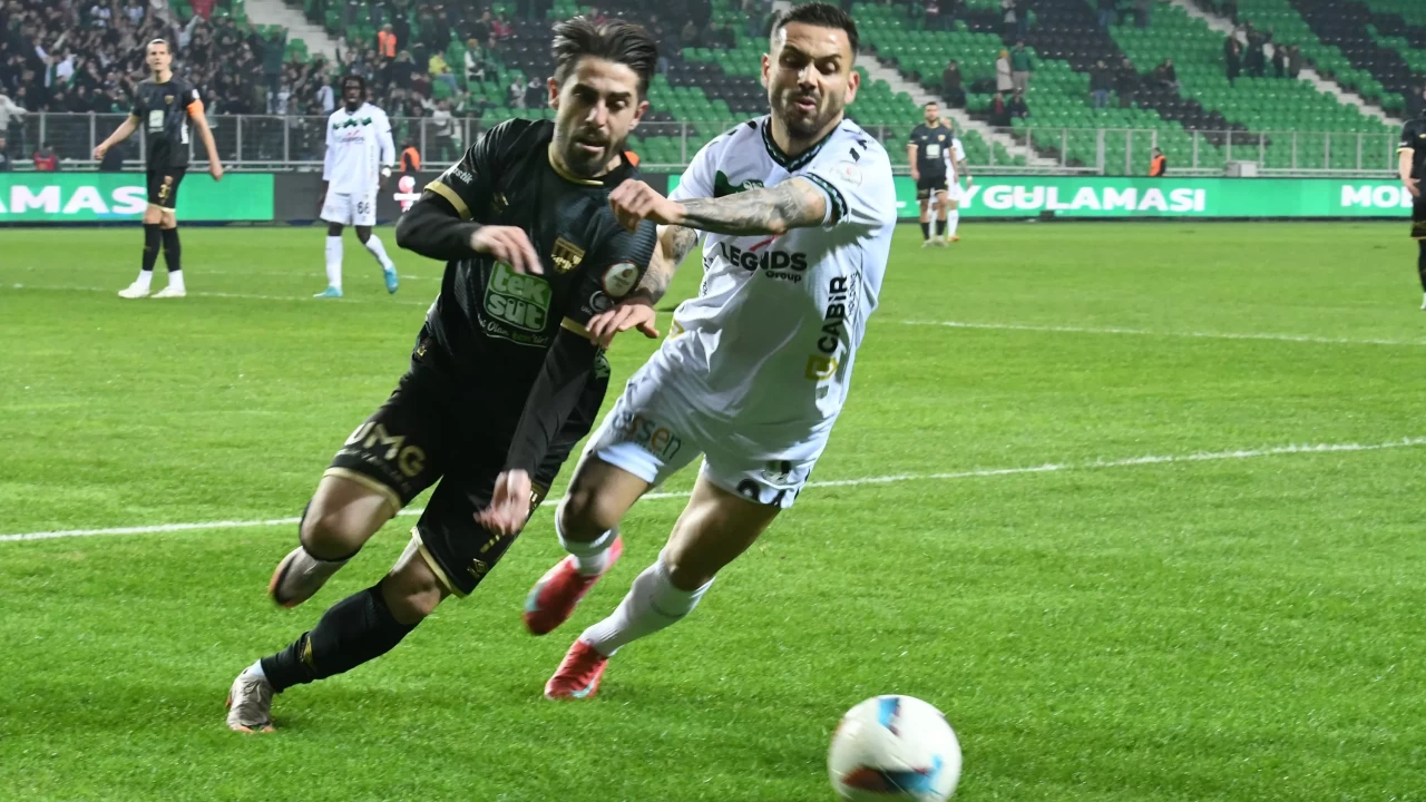 4 gollü maçta kazanan çıkmadı | 1. Lig'de Sakaryaspor: 2 - Bandırmaspor: 2 maç sonucu