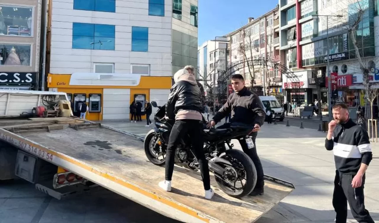 Trafiği tehlikeye attı, plakayı kapattı, cezayı yedi