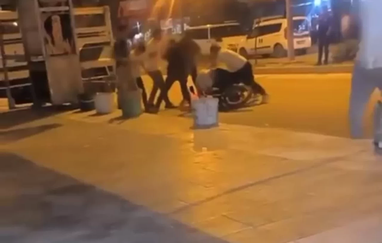 Adana'da sokak ortasında motosiklet sürücüsüne saldırı!