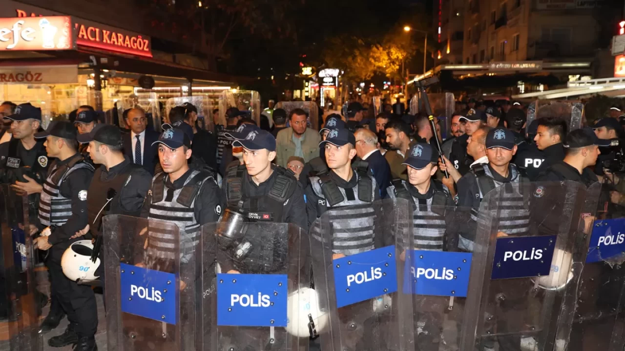 Ankara'daki izinsiz gösteriler sırasında bir polis başından yaralandı