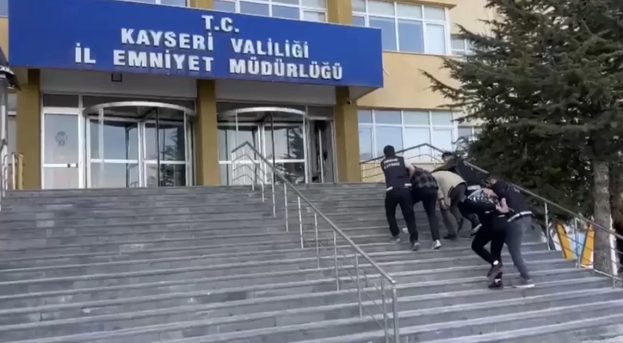 Kayseri'de midesinde uyuşturucu kapsül bulanan 3 kişi tutuklandı
