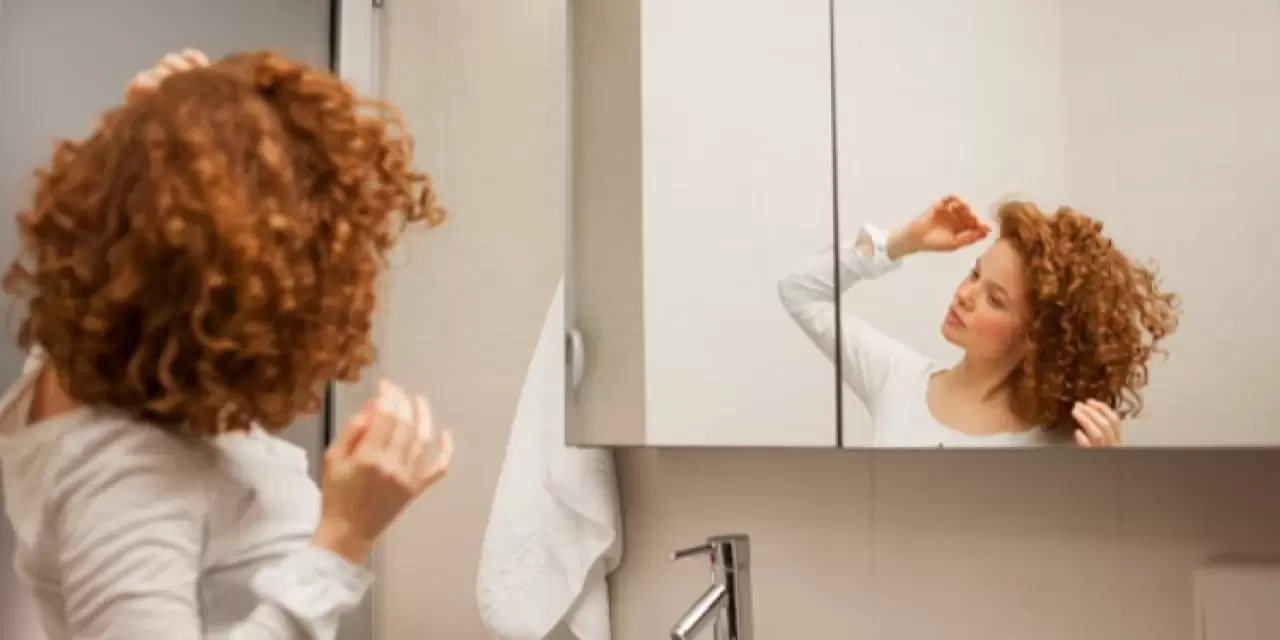 Kıvırcık Saçların Gizemi: Doğru Bakım ile Parlak ve Canlı Buklelere Kavuşun!