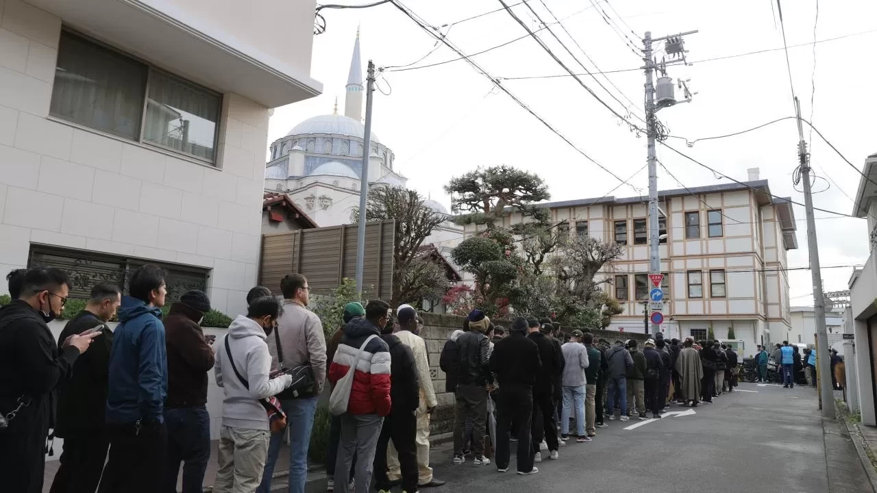 Tokyo'da bayram namazı 3 kez kılındı