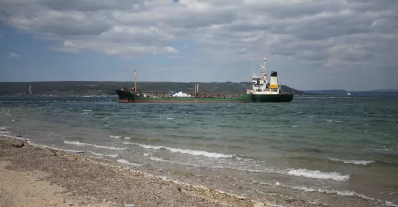 Çanakkale Boğazı'nda tanker karaya oturdu