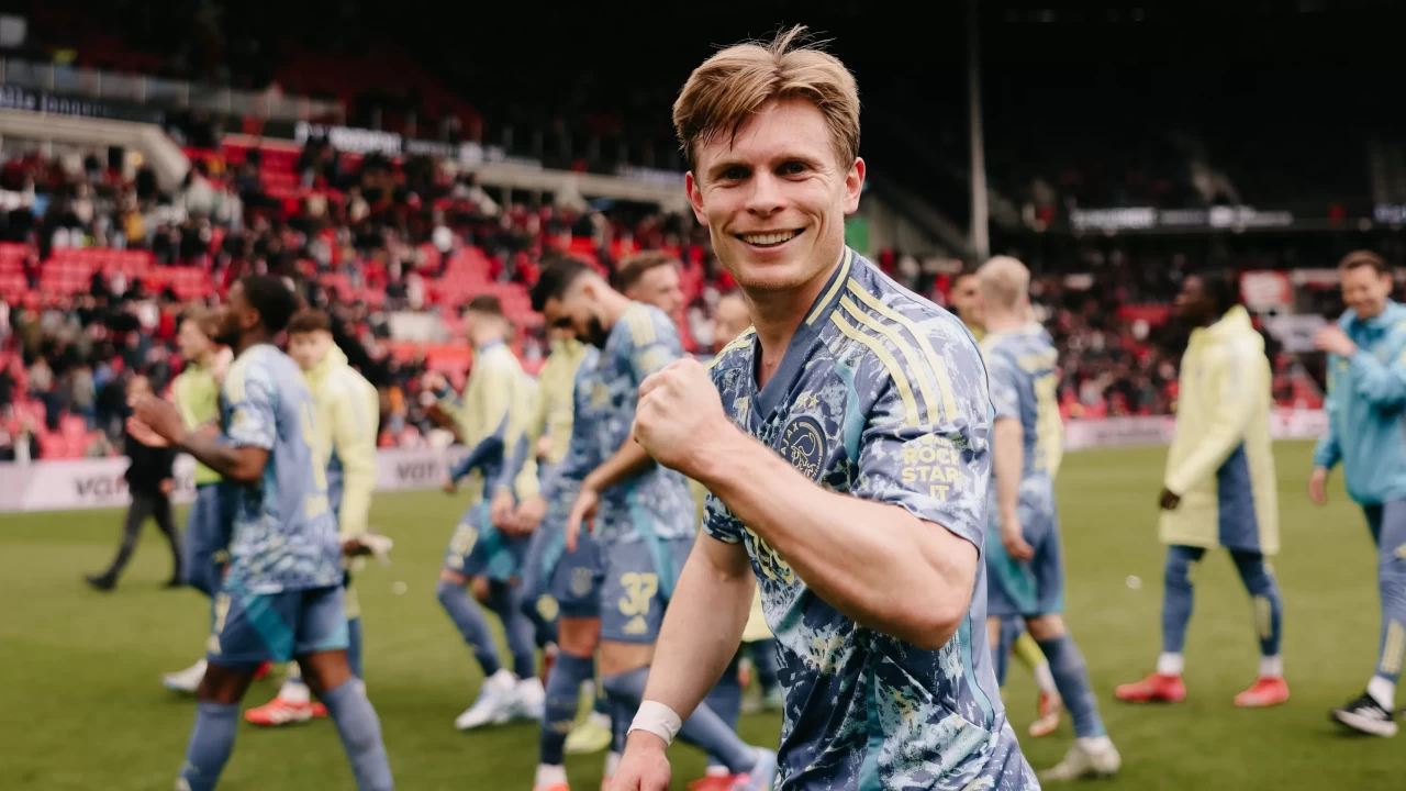 Ajax, PSV'yi deplasmanda 2 golle geçerek liderliğini pekiştirdi