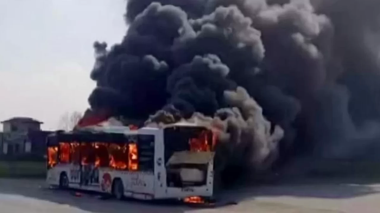 Sakarya'da can pazarı: Seyir halindeki belediye otobüsü alev aldı