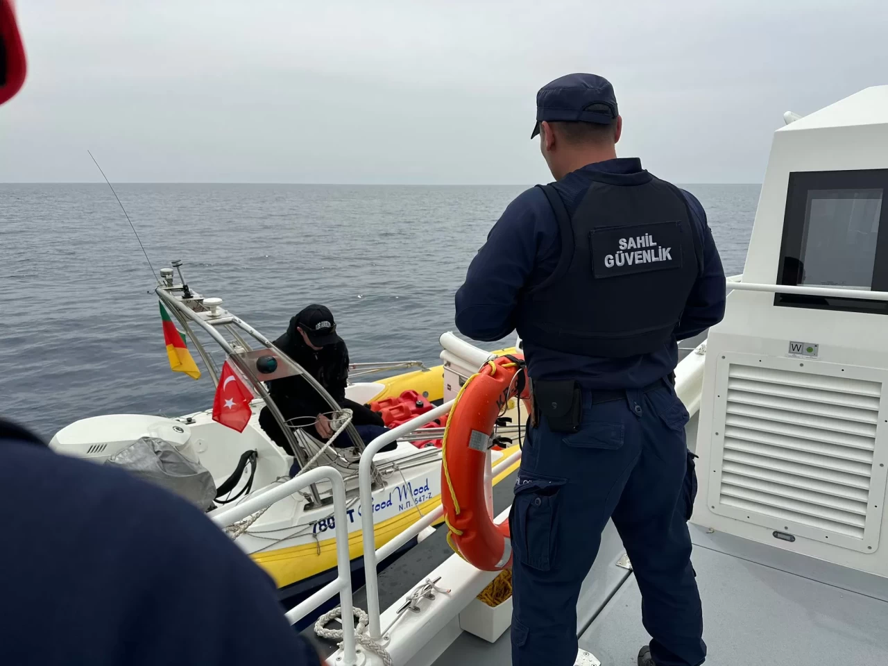 Antalya Kaş'ta 2 göçmen kaçakçısı lastik botlarında yakalandı